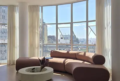 Vista de 180º e muita luz em prédio de Oscar Niemeyer