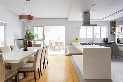 Casa moderna e estilosa reformada com cozinha para gravação