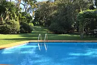 Conforto no estilo simple chic em perfeita harmonia com a natureza 