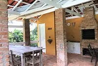 Conforto no estilo simple chic em perfeita harmonia com a natureza 