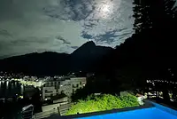 Casa para filmagens com piscina de borda infinita e vista Icônica