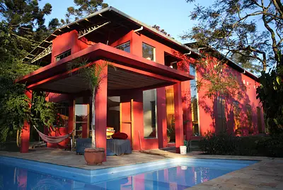 Salão de 200m² para filmagens em meio à mata