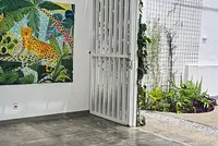 Casa moderna com jardim tropical