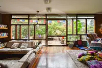 Casa estilosa e Iluminada cercada pela natureza com piscina