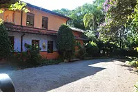 Uma cozinha gourmet e uma linda piscina no meio do bosque! 