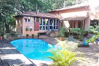 Uma cozinha gourmet e uma linda piscina no meio do bosque! 