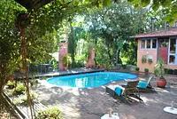 Uma cozinha gourmet e uma linda piscina no meio do bosque! 