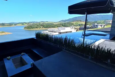 Casa Contemporânea em condomínio com vista para a represa