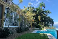 Casa com pé na areia espetacular com piscina beira mar!