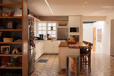 Oásis Cenográfico: Casa e Jardim para Filmagens