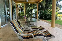 Casa com pé na areia espetacular com piscina beira mar!