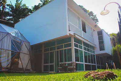 Casa modernista viva perto do Jockey Club