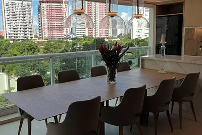 Apartamento minimalista com área gourmet e varanda.