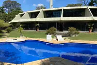 Casa moderna, jardim e piscina