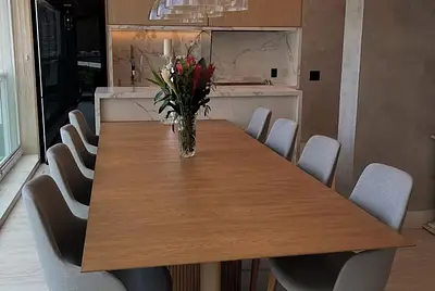 Apartamento minimalista com área gourmet e varanda.