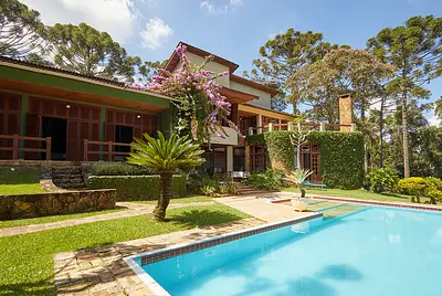 Casa de campo sofisticada dentro de um bosque de Araucarias 