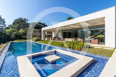 Casa Contemporânea de Alto Padrão com 5000m2 de jardim