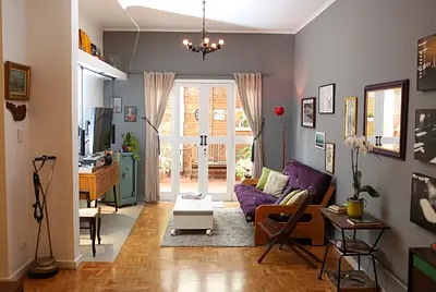 Ap térreo com quintal florido e decoração moderna